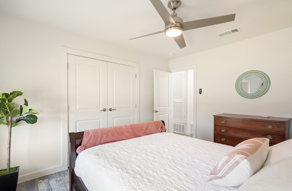 5 Mi to UT: Home w/ Outdoor Entertainment Area!