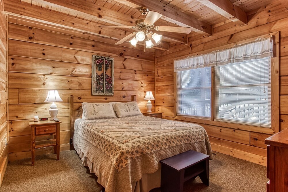 Er309- George's- Great Location- Close To Town 5 Bedroom Cabin by RedAwning view 4