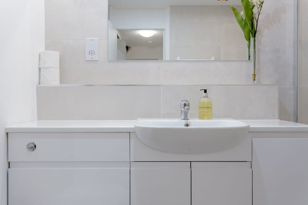 Kensington Gardens 2 Bedroom Flat With a Balcony