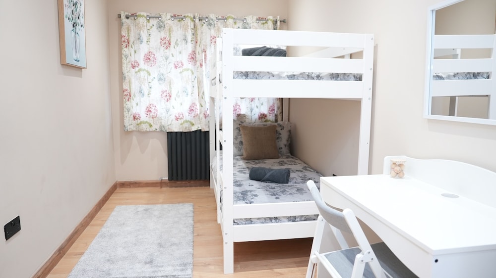 Charming London House - Sleeps 4 & Outdoor Space