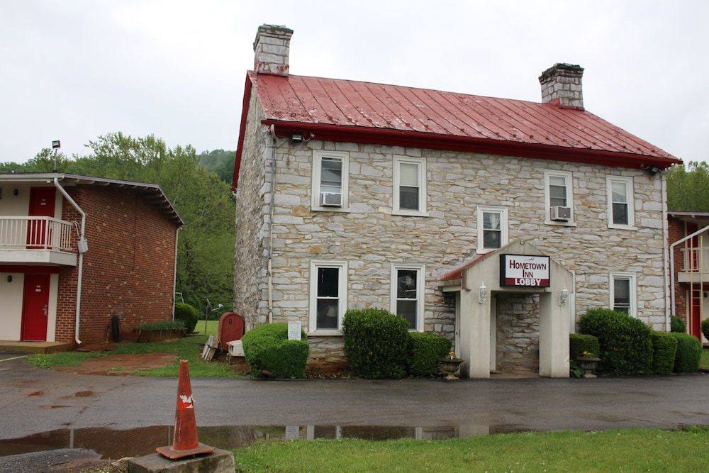 Staunton Vacations - Hometown  Inn - Property Image 1
