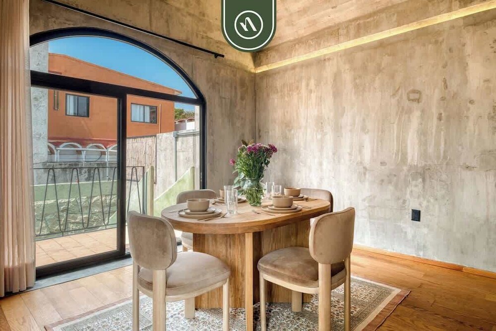 Luxury 1 BR Condo in Downtown - AC - Peaceful