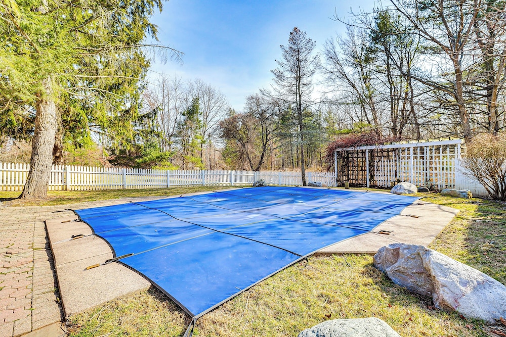 8 Mi to Slopes: Family Escape w/ Hot Tub in Cresco