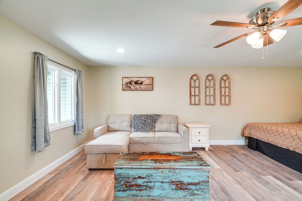 Studio Stay w/ Deck in Missouri Wine Country
