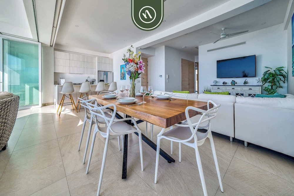 Oceanview Luxury Condo - Private Beach - Rooftpop