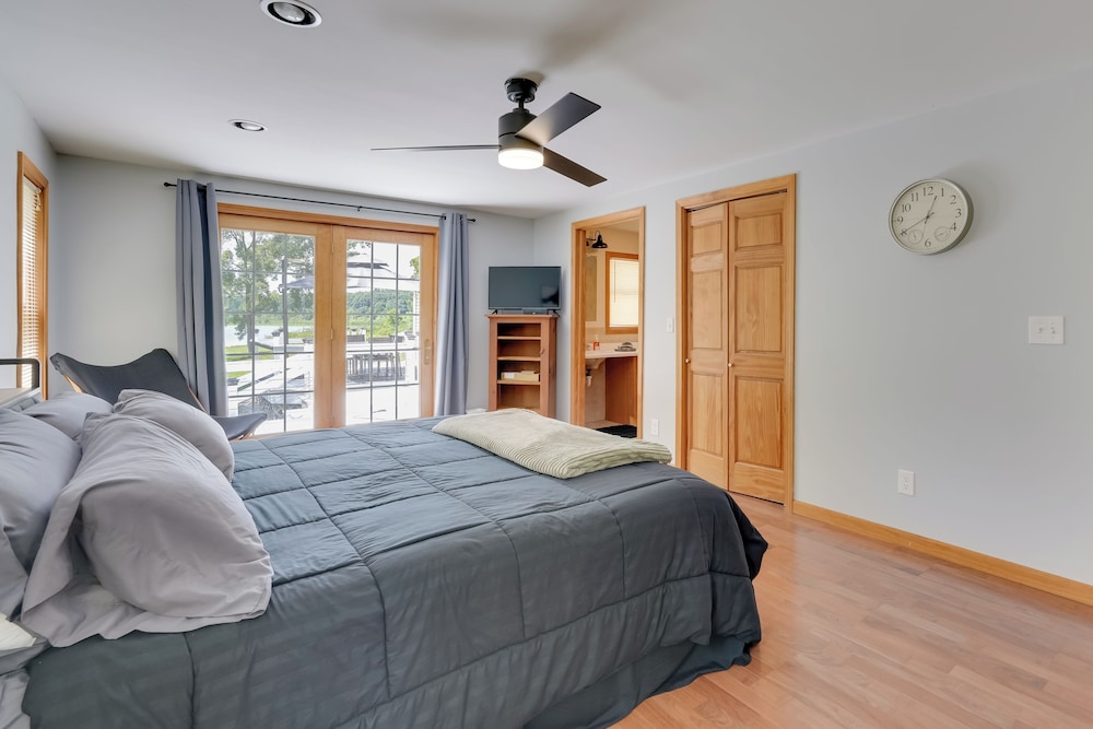 Lakefront Getaway w/ Dock & Yard in Reading!