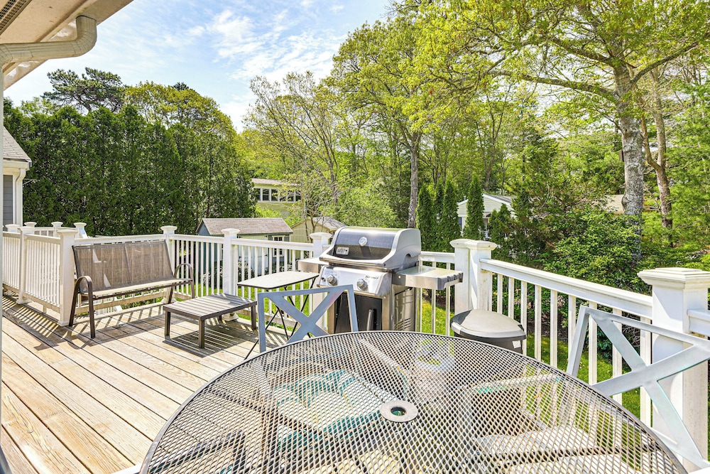 3 Mi to Mashpee Commons: Family Home w/ Fireplace