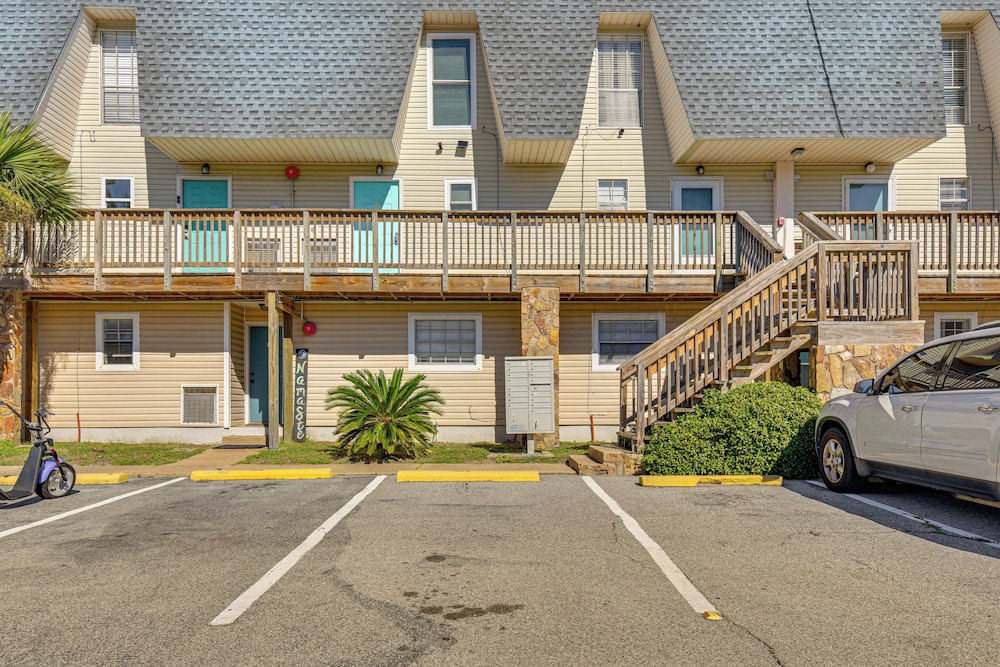 Walk to Okaloosa Island Beach: Coastal Condo!