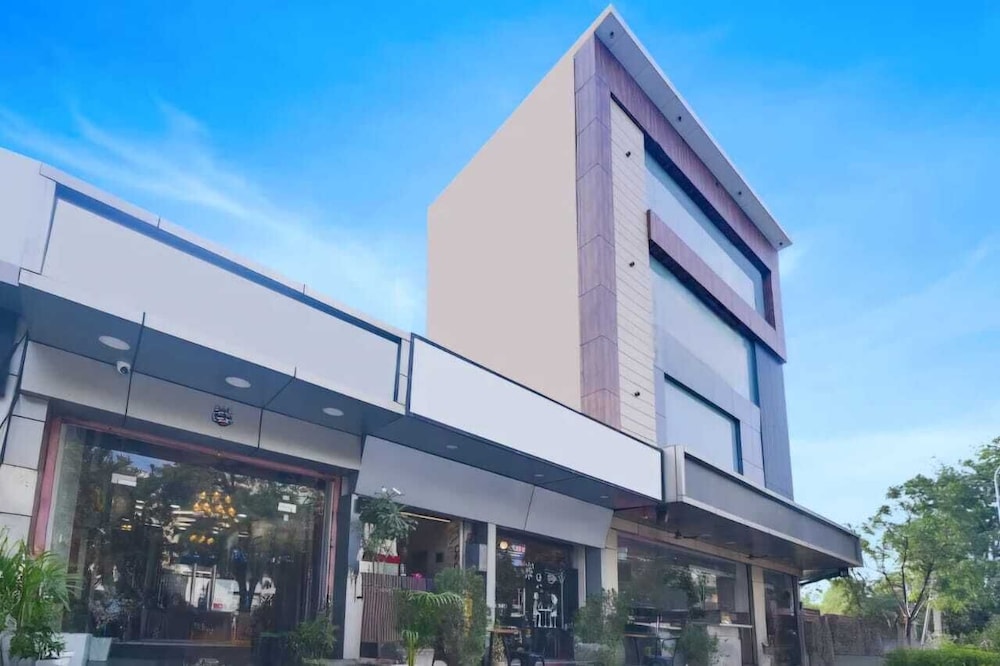 Hotel Royal Retreat - Business & Leisure Hotel