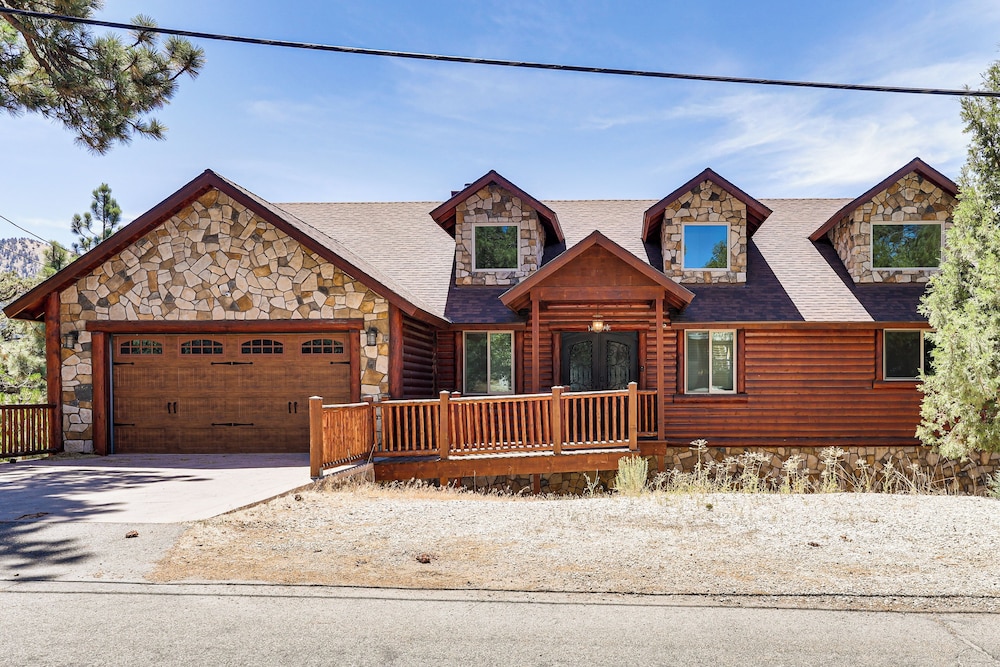 Hot Tub + Game Room: Mtn-view Retreat in Big Bear!