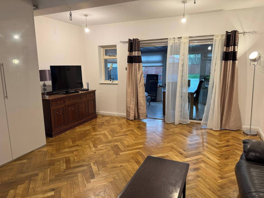 Spacious 4-bedroom Home in Ashford, Kent - Perfect for Families and Groups