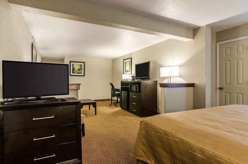 Quality Inn & Suites Winfield