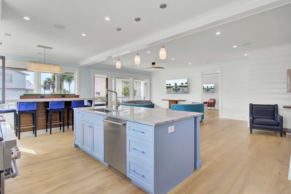 7 Beachwood East by Avantstay Steps to the Beach Ocean Views, Hot Tub, 7bdr