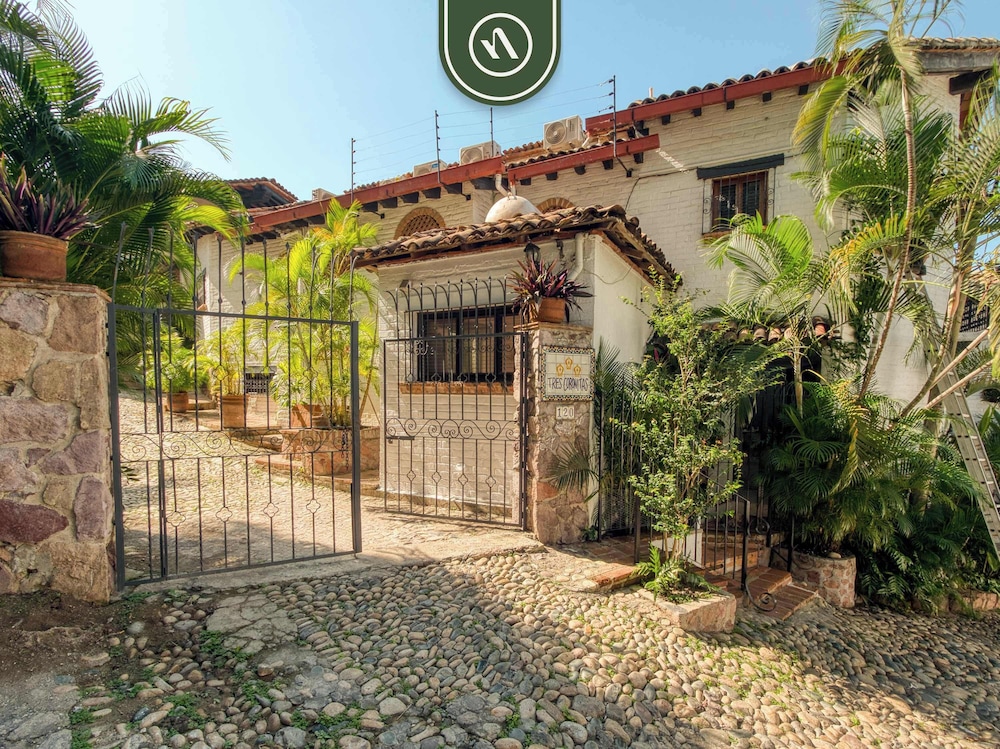 1 BR Mountain Retreat - 5 min to Beach - Pool