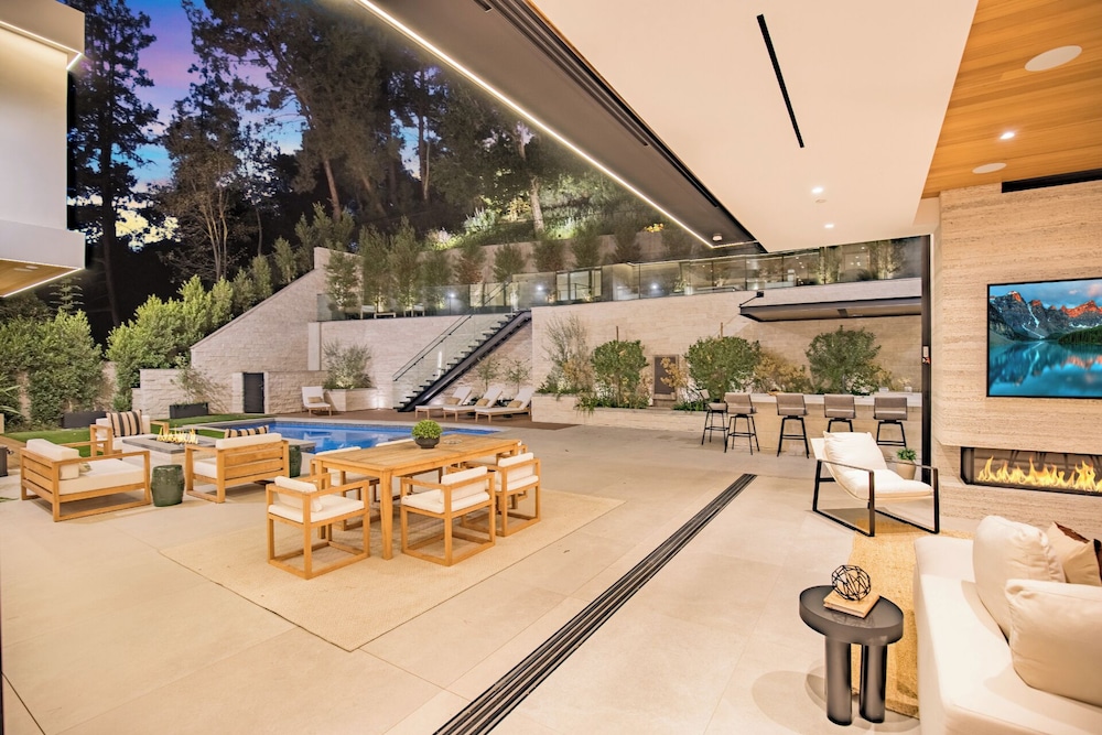 Hutton Villa - 5-bedroom Retreat in Iconic Beverly Hills Oasis