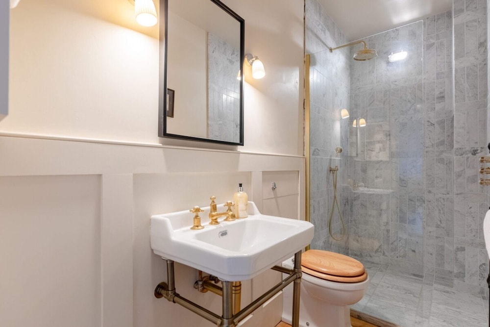 Spacious & Elegant 2BD Victorian Flat - Islington!