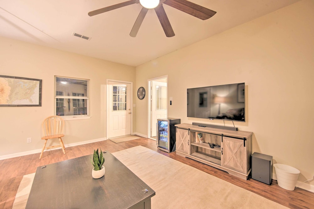 Lovely Hawkins Home w/ Patio & Hangar Garage! view 5