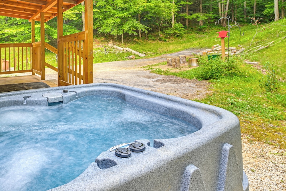 Covered Deck & Hot Tub: Cozy Retreat in Campton!