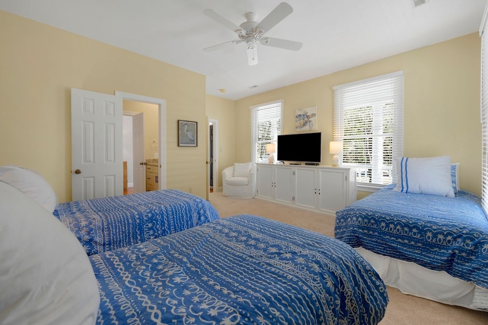 Serene Golf Course Retreat Nestled In The Heart Of Debordieu 3 Bedroom Home by Peace Vacations view 5