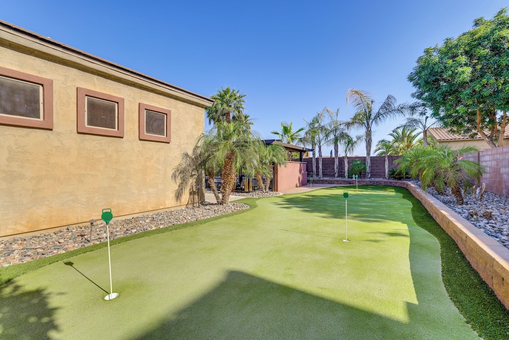 Swim-up Bar & Putting Green: Goodyear Getaway!