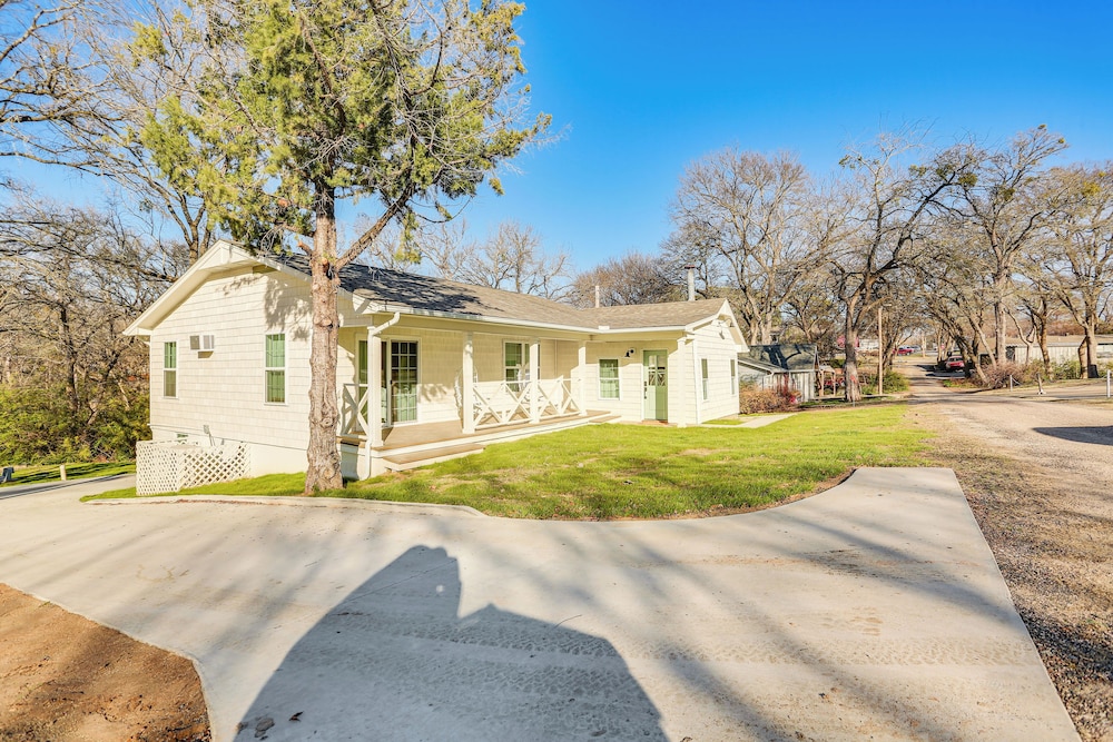 Walk to Lake Texoma: Kingston Retreat w/ Deck!
