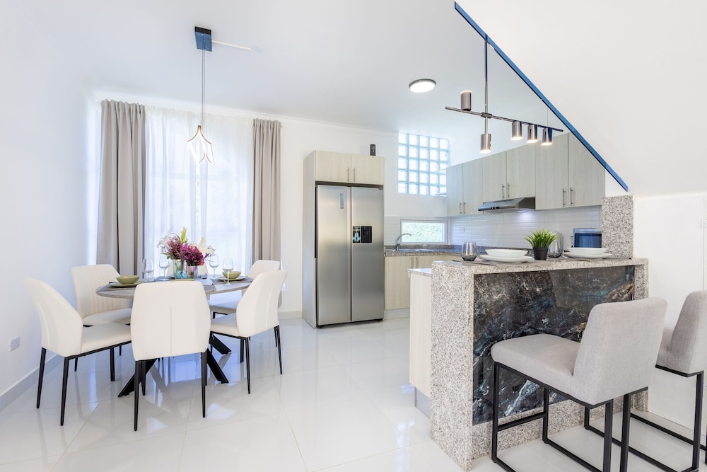 New Modern 2-lvl Punta Cana Villa in Gated Community With Private Pool Rooftop Jacuzzi
