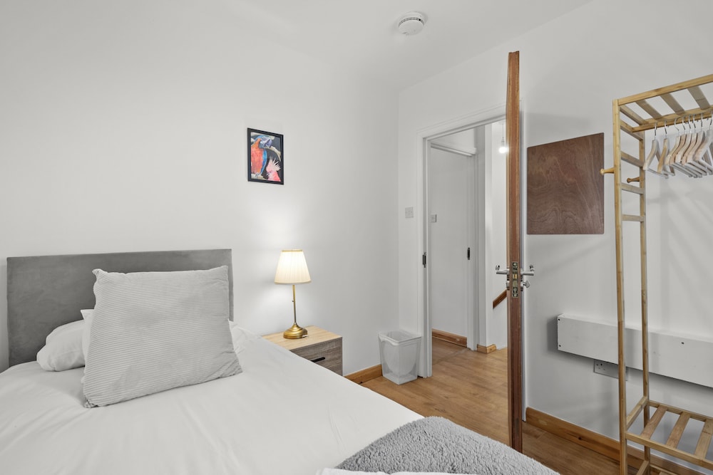 Highway Haven With Free Parking By My Getaways