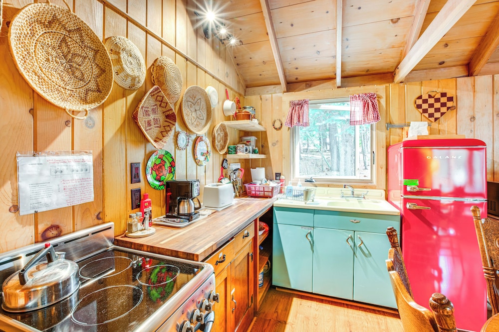4 Mi to Lake Tahoe: Cozy Cabin w/ Deck!