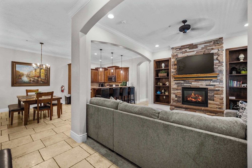 Pool & Sunshine Retreat - Resort-style Amenities