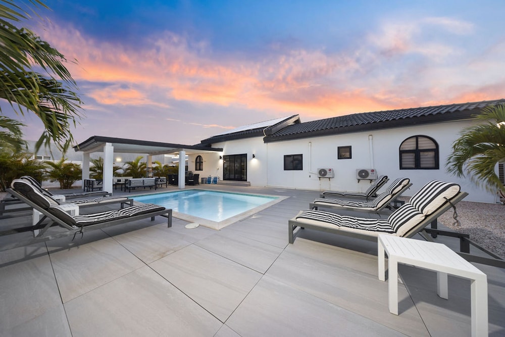 Tides Villa 4BR Private Pool Walk to the Beach