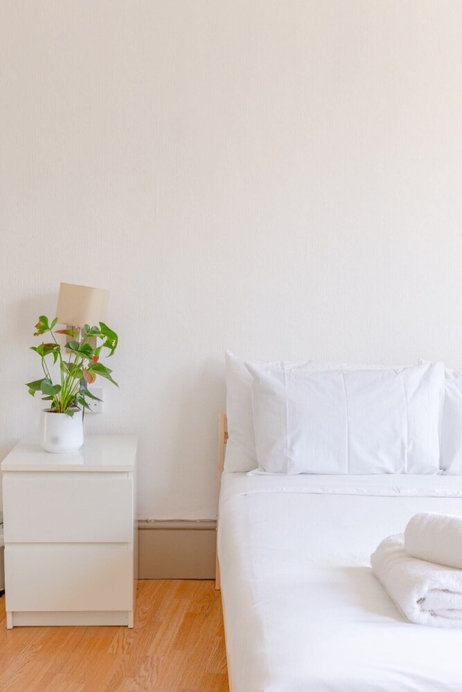 2BD Flat With Private Balcony - Shoreditch