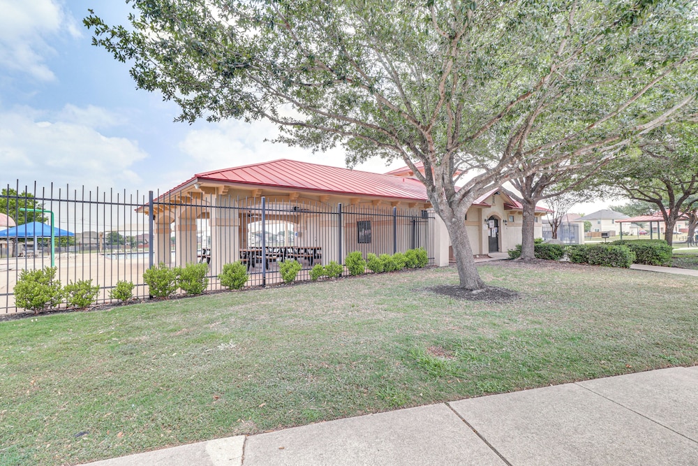 10 Mi to Dtwn Austin: Family Home w/ Communal Pool