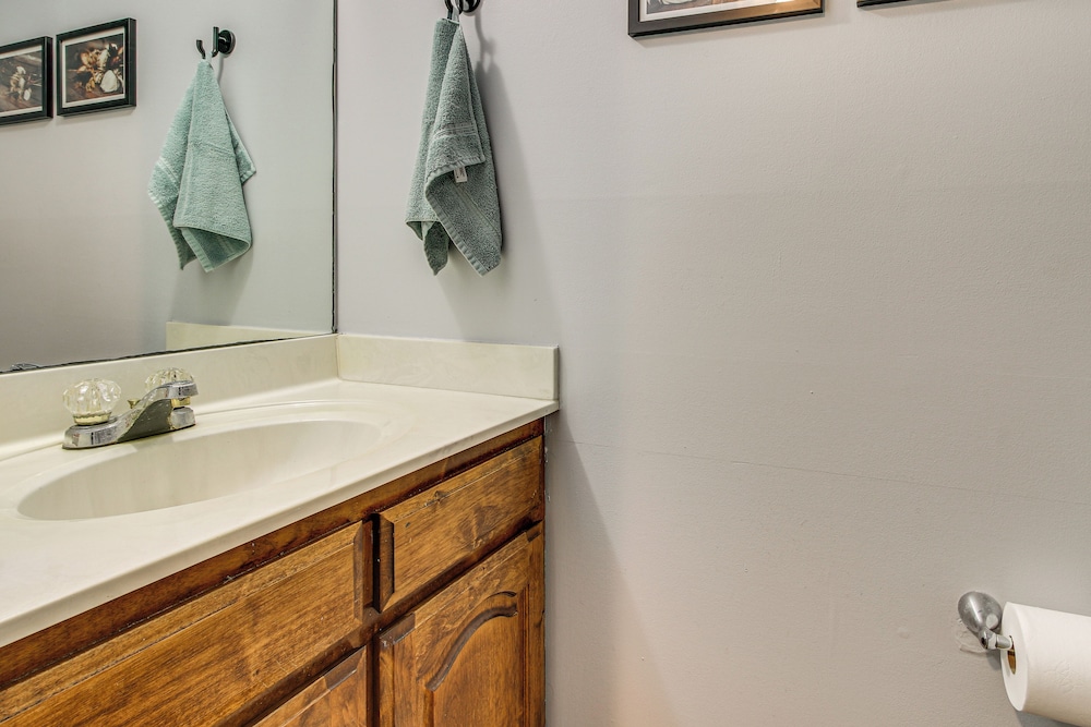 3 Mi to Marina: Quiet Getaway w/ Deck in Lexington