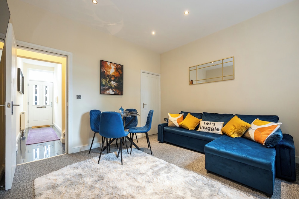 Stunning 3 Bedroom Home in Newcastle-under-lyme With Garden