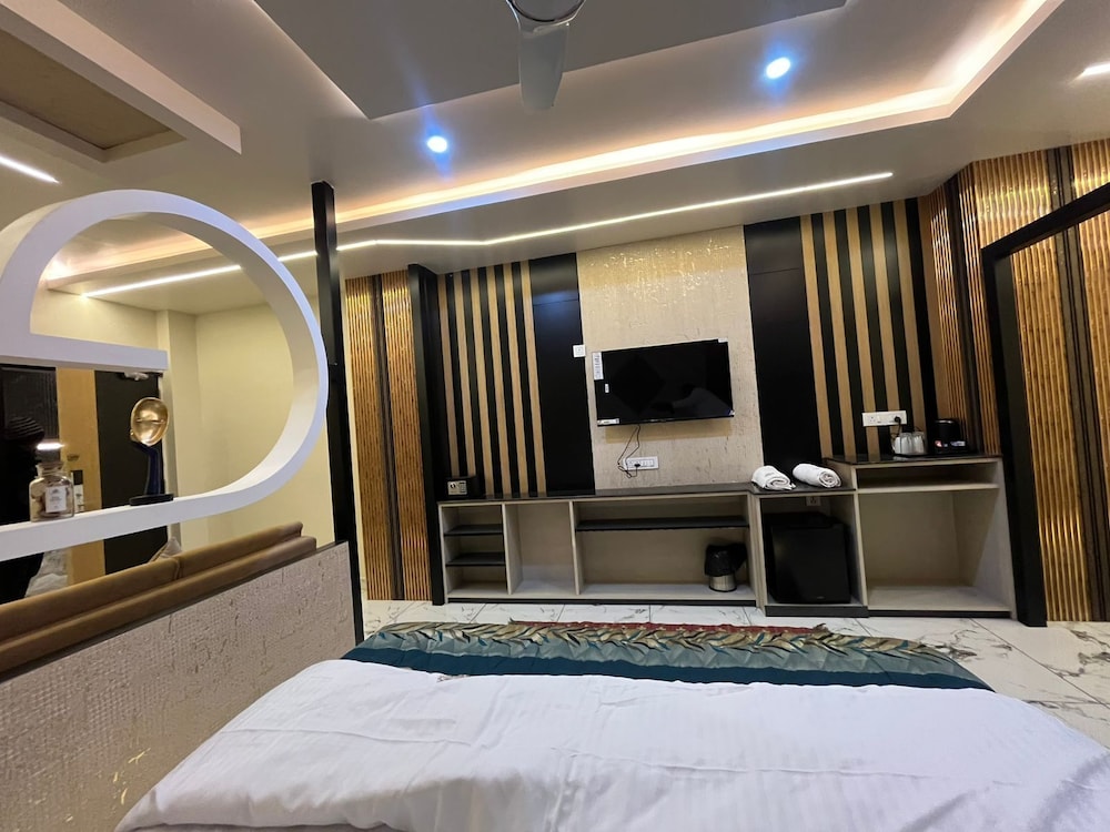 The Hotel Emerald