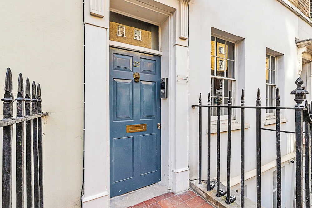 One-bedroom Abode With A Balcony In Central London