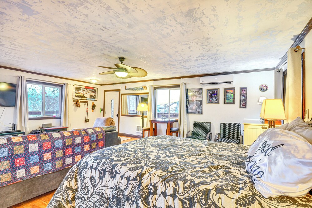 4 Mi to Sandy River Access: Studio w/ Mtn Views!
