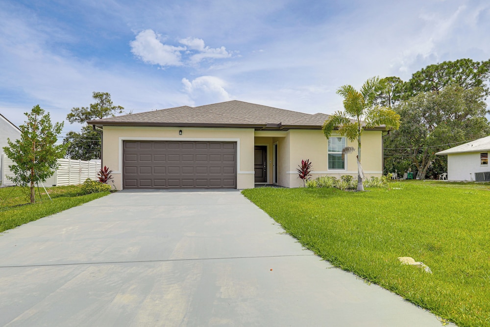 Beach-hop & Golf! Port St Lucie Apt w/ Shared Yard