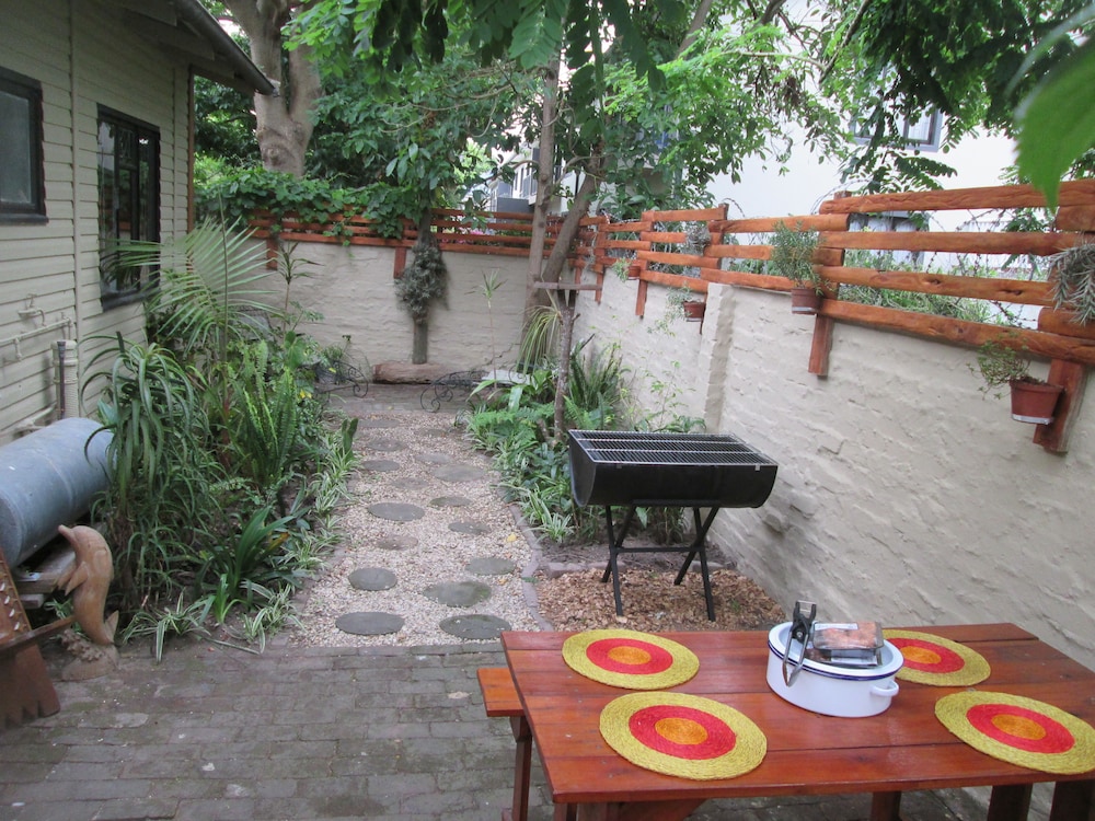 Inyathi Guest Lodge & Self Catering Chalets