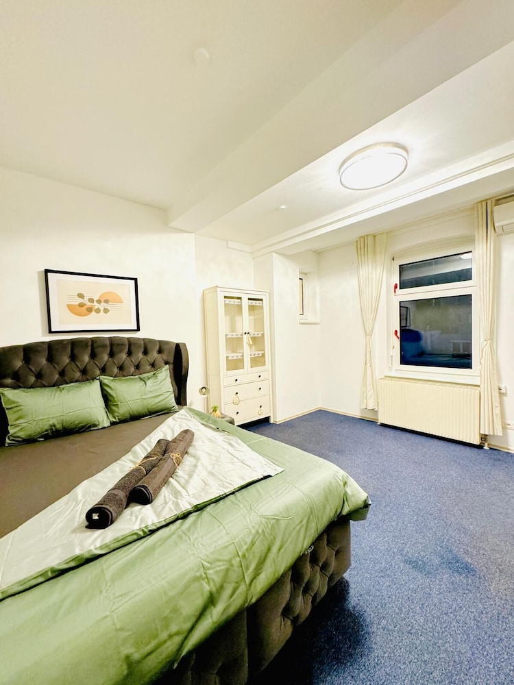 Spacious 7BR Apartment Prime Location