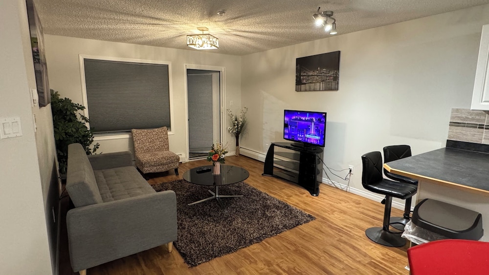 MainFloorCondo CozyFurnished Independent