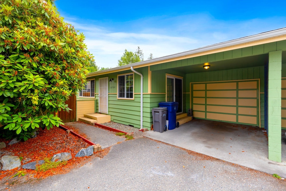 Bright 2BR Lynnwood Retreat