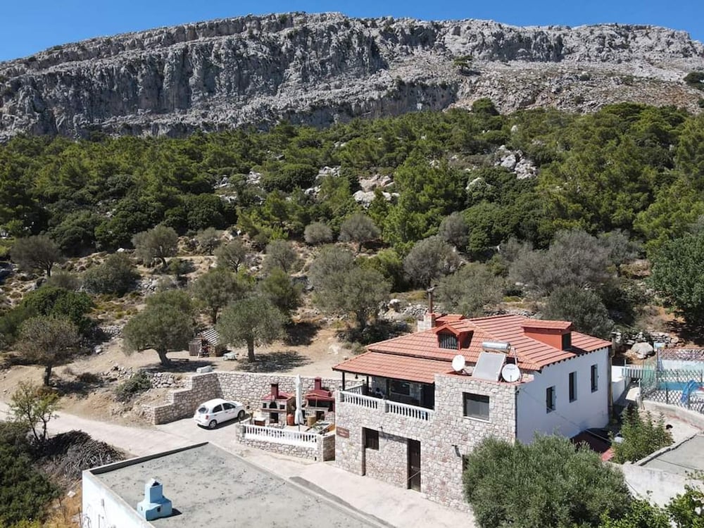 Tsampika s Traditional Stone Cottage in Siana