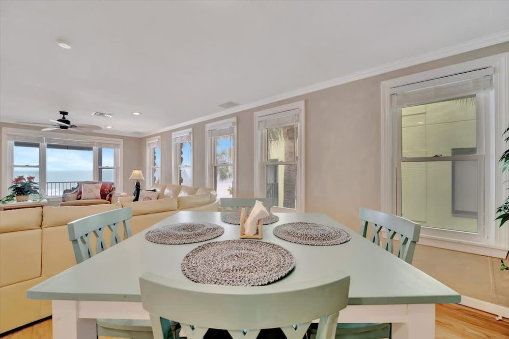 Stones Throw Beachfront Premier Suite 4 Views