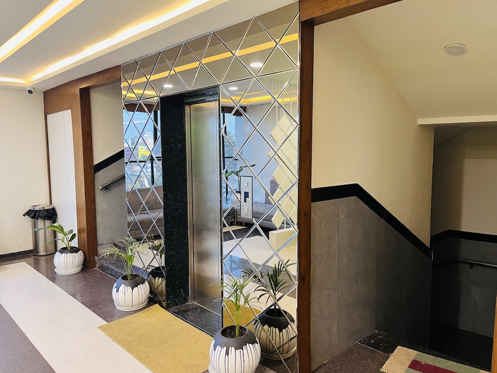 Lobby & Reception