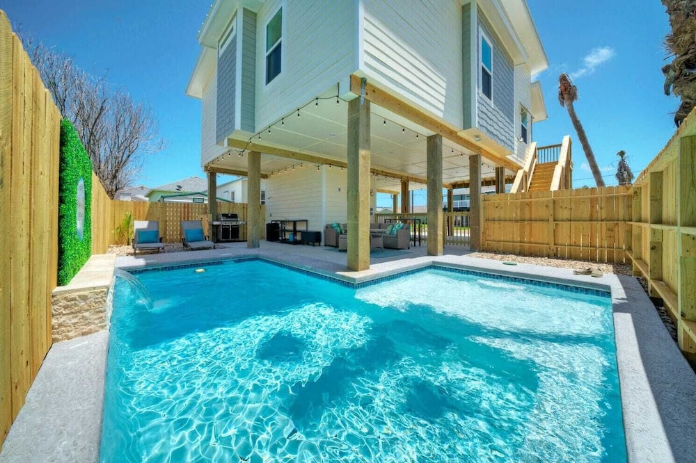 Sleeps 20 2 Modern Homes w/ Private Pool, Deck+patio 3-min Walk to the Beach