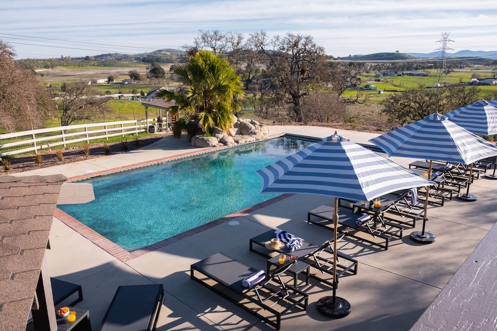 Cathedral by Avantstay Charming Secluded Estate w Sauna Pool Table Views of the Rolling Hills