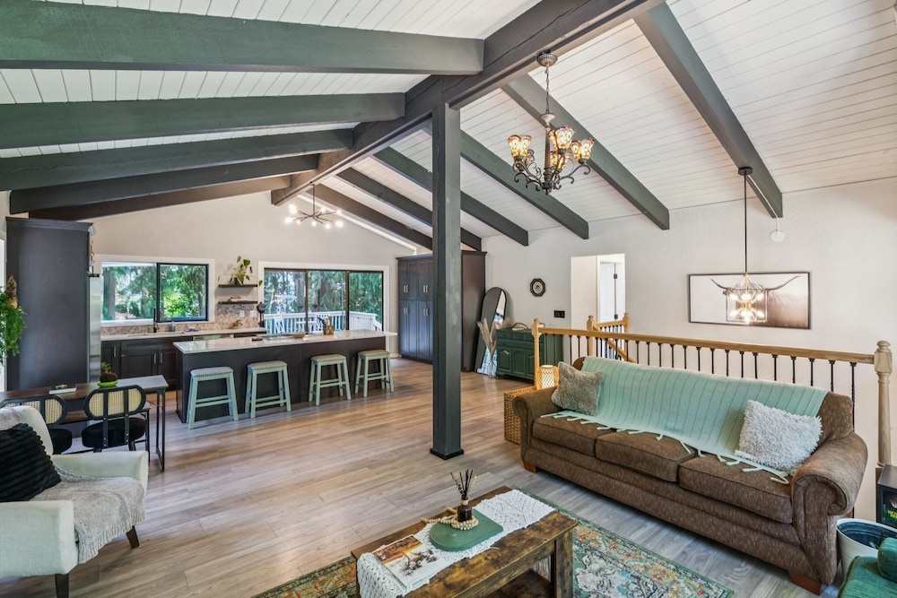 Modern Forest Escape Near Hikes & Lake 6 Bedroom Home