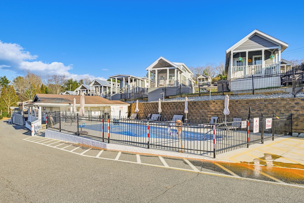 Waterfront Living & Resort Perks! Lake Norman Stay