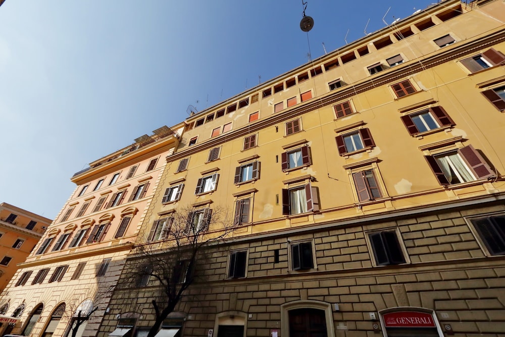 Hotel Chilling Hot Tub Suite - Image 1